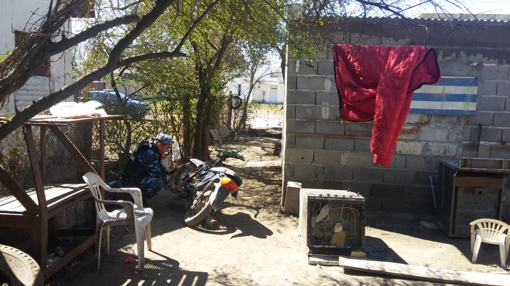 Dos allanamientos, un detenido y secuestro de material robado