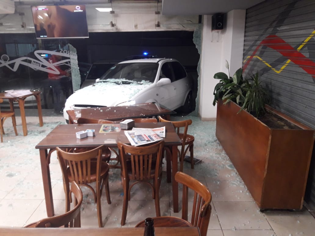 Un automóvil se metió en un shop. Sólo hubo daños materiales