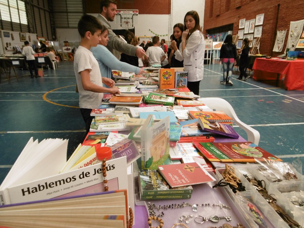 Feria de Arte y Libros en el Instituto de María Inmaculada