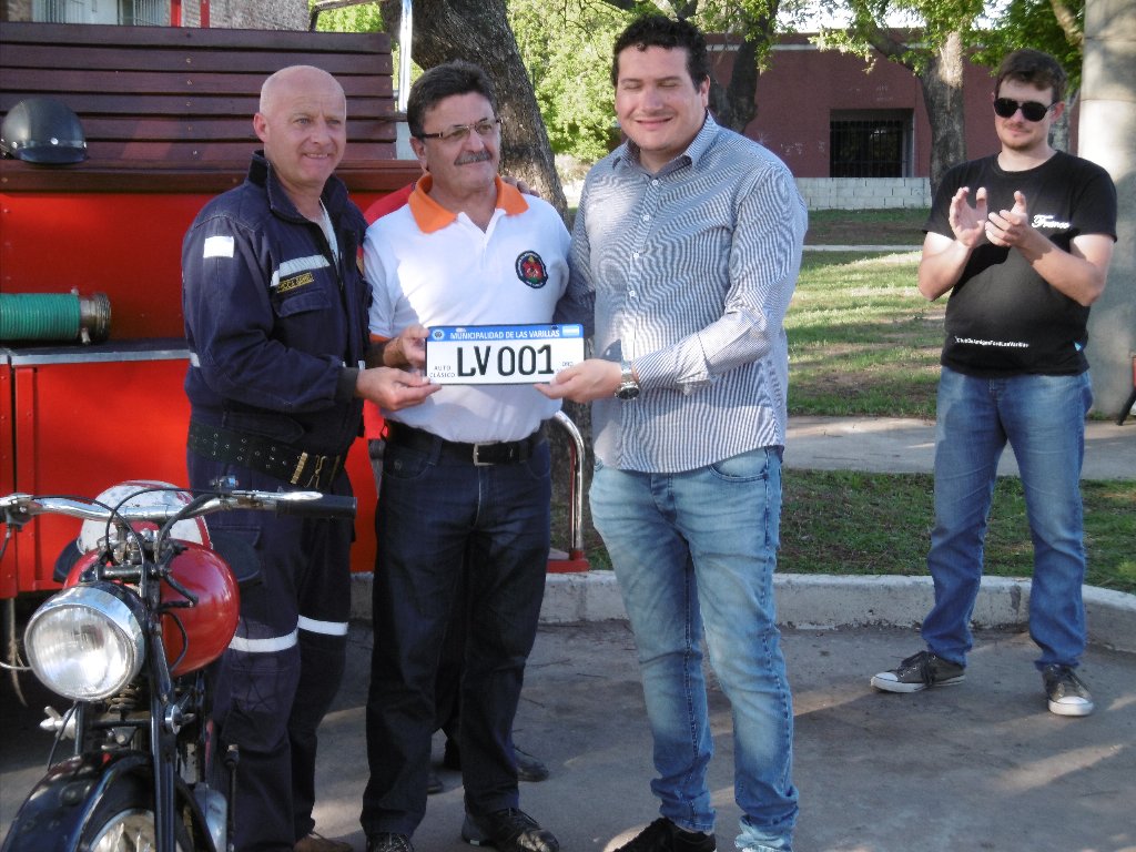 Entregaron la chapa N° 1 a Moto y Auto de Colección