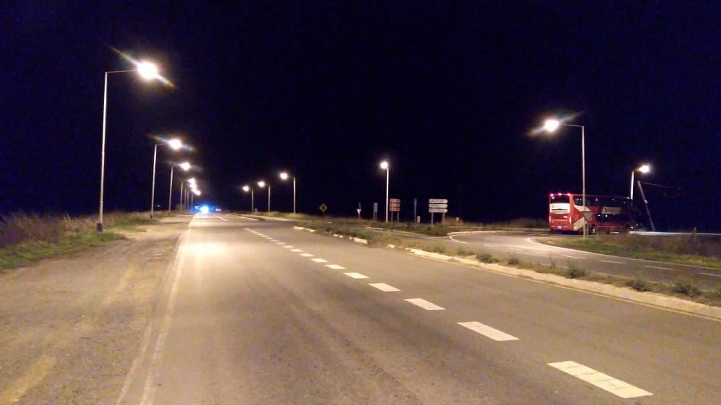 Prueba de luces en peligroso cruce de rutas