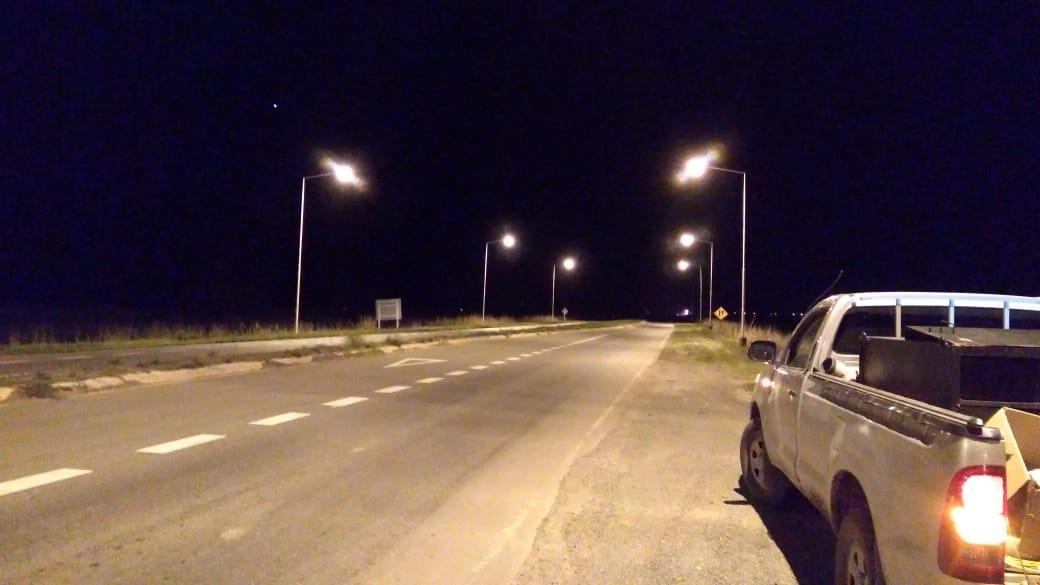 Prueba de luces en peligroso cruce de rutas