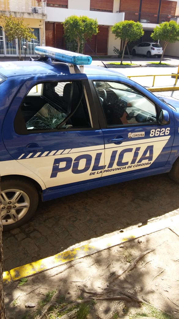 Un patrullero dañado, un  robo y distintos operativos durante el fin de semana