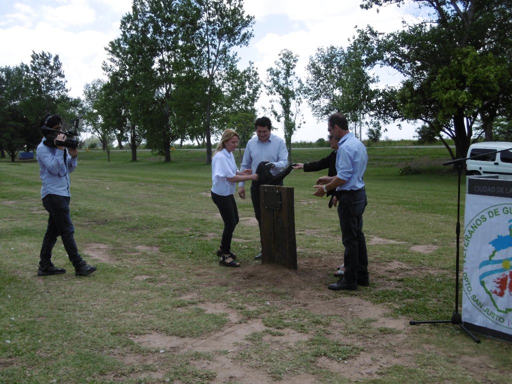 Inauguraron en el Paseo del Caminante una placa en honor a los Ex Combatientes de Malvinas