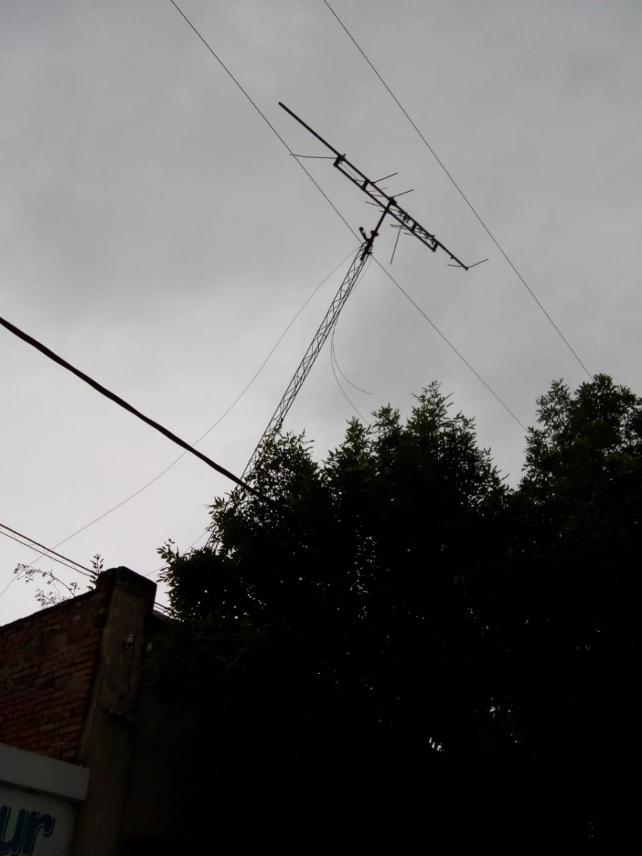 La caída de una antena de televisión provocó un corte de energía en el Sector Industrial
