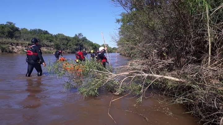Apareció el cuerpo sin vida del joven que se arrojó al Xanaes. Bomberos de Las Varillas colaboraron en la búsqueda