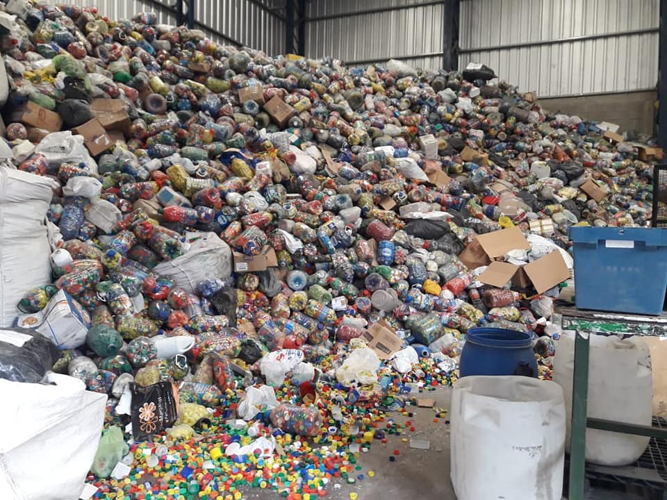 Alumnos de la Escuela José M. Paz entregaron 952 kilos de tapitas al Hospital Garraham