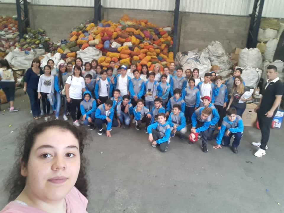 Alumnos de la Escuela José M. Paz entregaron 952 kilos de tapitas al Hospital Garraham