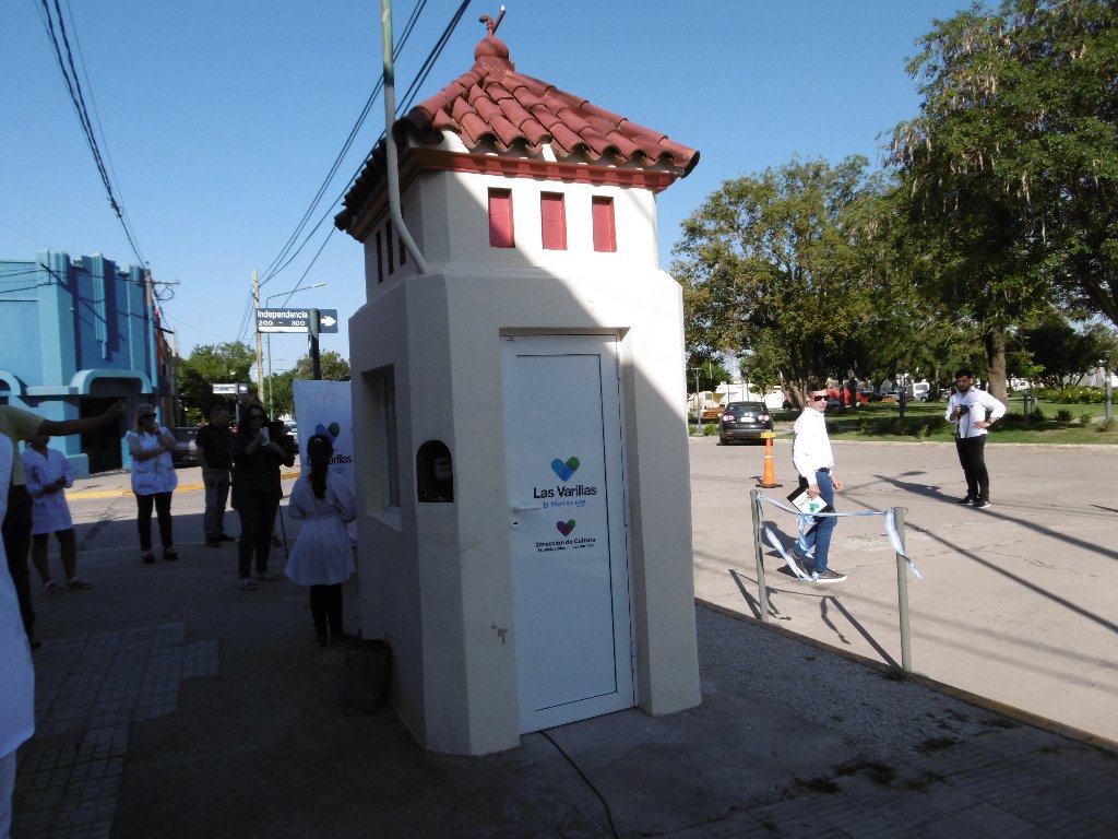 Inauguraron el Bibliokiosco frente a Plaza Independencia