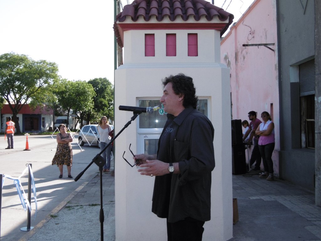 Inauguraron el Bibliokiosco frente a Plaza Independencia
