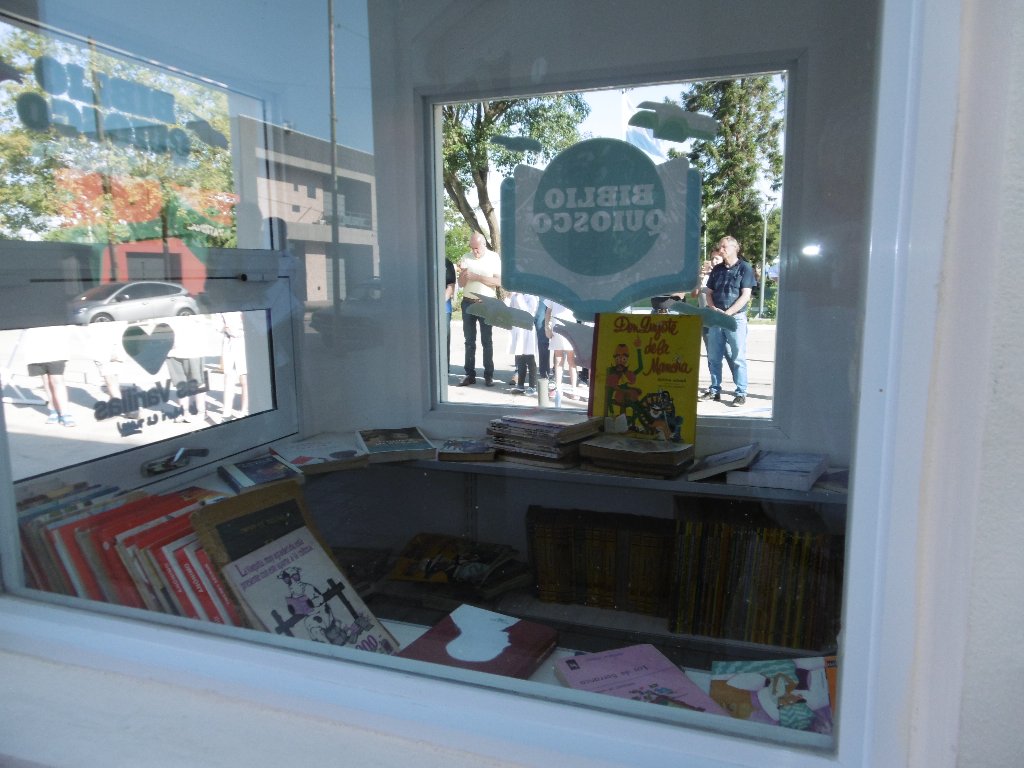 Inauguraron el Bibliokiosco frente a Plaza Independencia