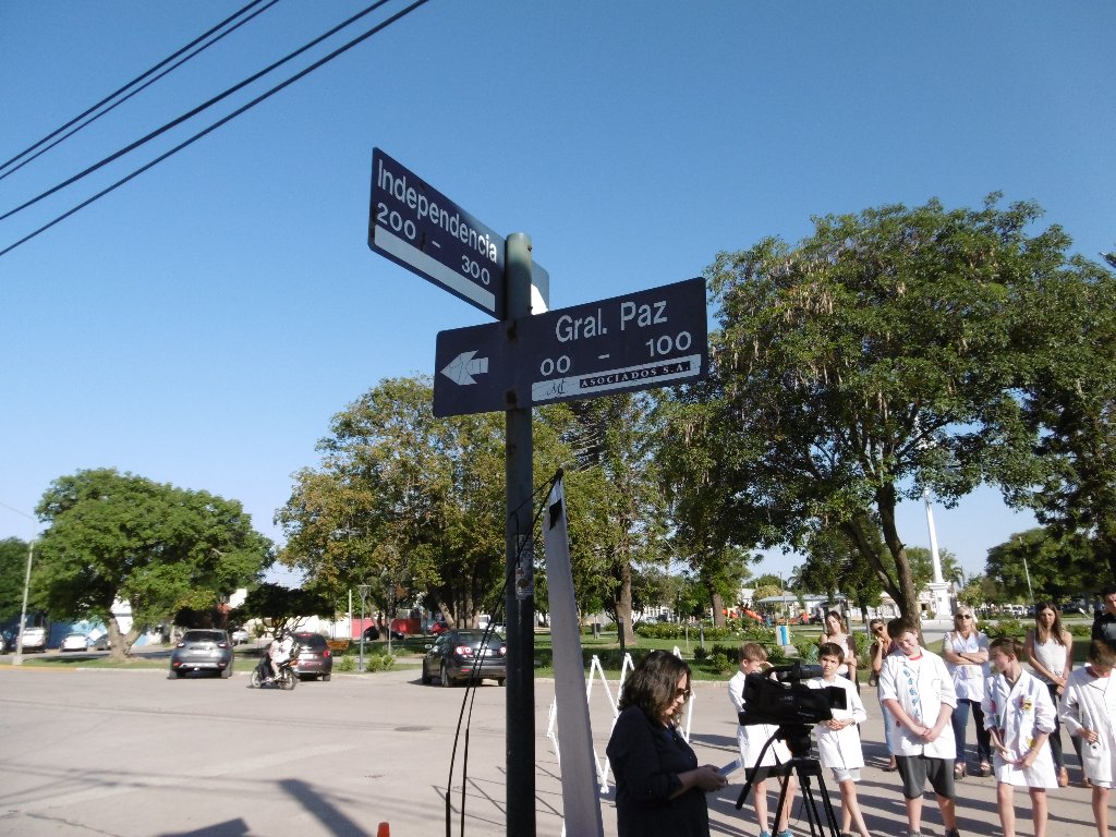 Inauguraron el Bibliokiosco frente a Plaza Independencia