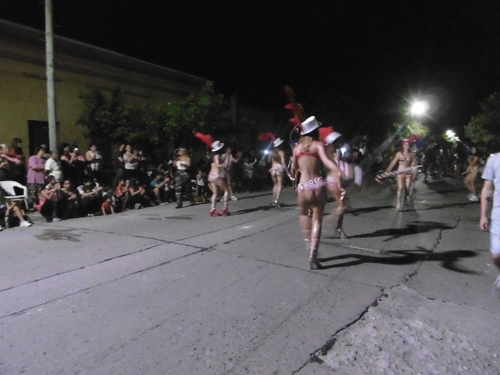 Una multitud en los carnavales varillenses