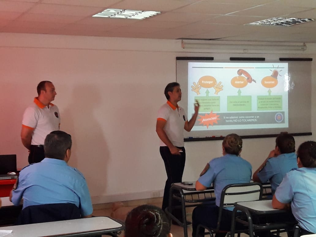 Bomberos dictaron un  curso de capacitación para la Policía