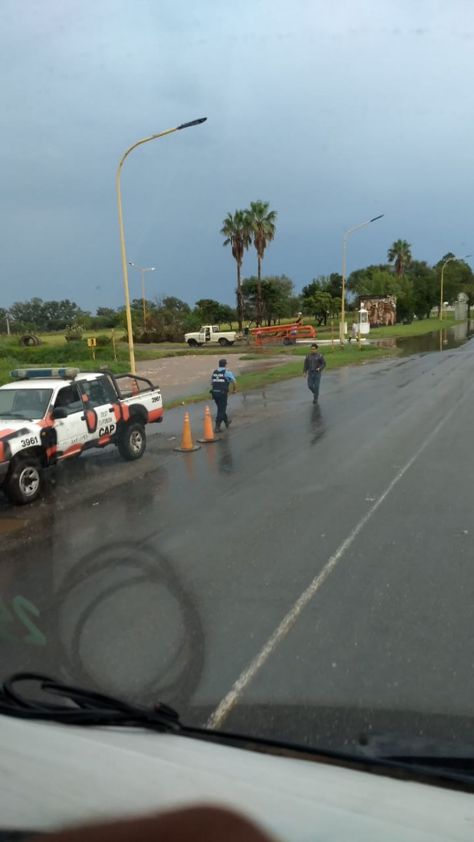 Las copiosas lluvias causaron cortes de ruta y  evacuados en localidades de la región. Las más afectadas El Arañado y Laspiur