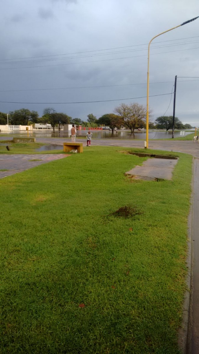 Las copiosas lluvias causaron cortes de ruta y  evacuados en localidades de la región. Las más afectadas El Arañado y Laspiur