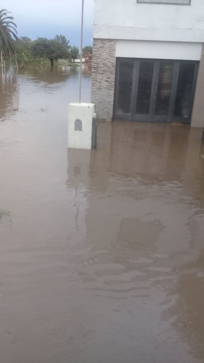 Las copiosas lluvias causaron cortes de ruta y  evacuados en localidades de la región. Las más afectadas El Arañado y Laspiur