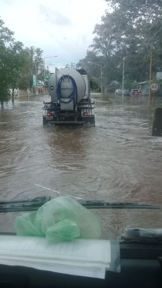 Las copiosas lluvias causaron cortes de ruta y  evacuados en localidades de la región. Las más afectadas El Arañado y Laspiur