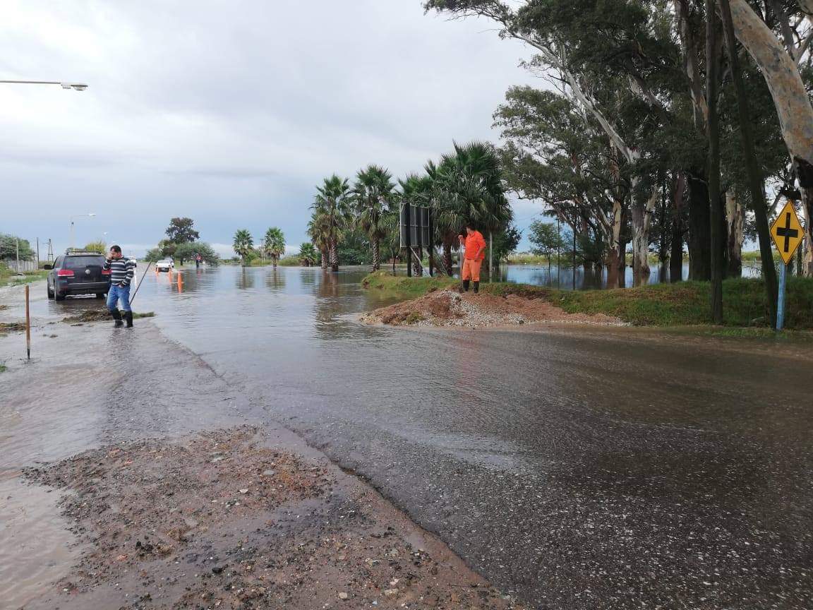 Las copiosas lluvias causaron cortes de ruta y  evacuados en localidades de la región. Las más afectadas El Arañado y Laspiur