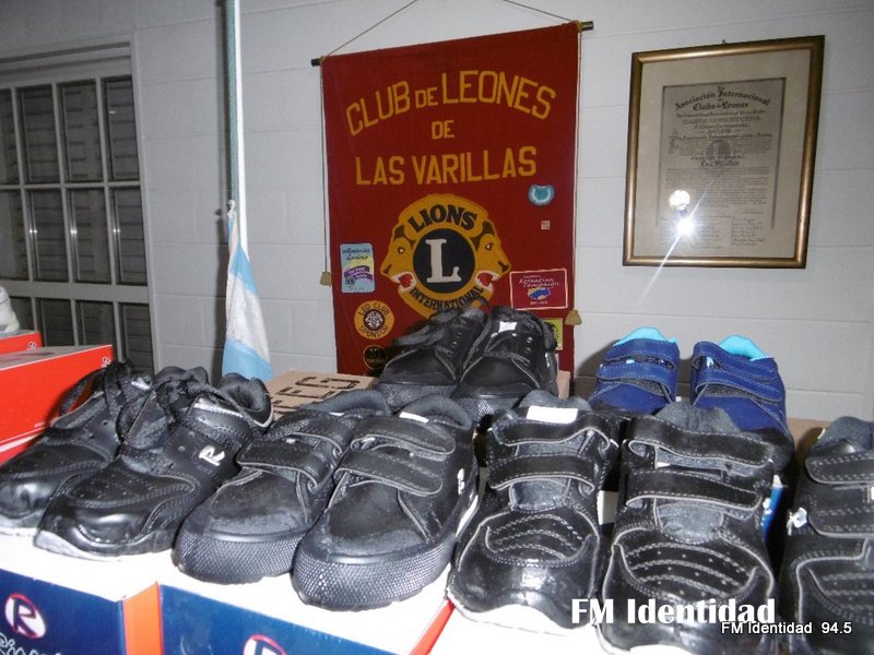 El Club de Leones donó zapatillas a escuelas urbanas