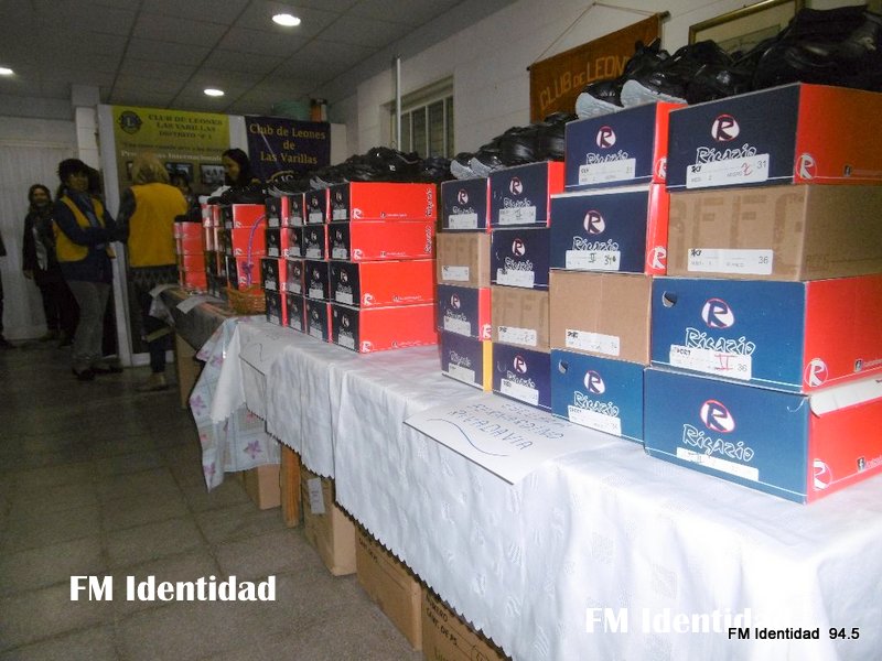 El Club de Leones donó zapatillas a escuelas urbanas