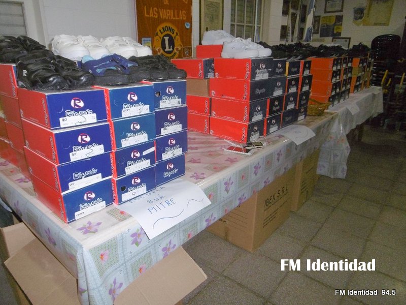 El Club de Leones donó zapatillas a escuelas urbanas