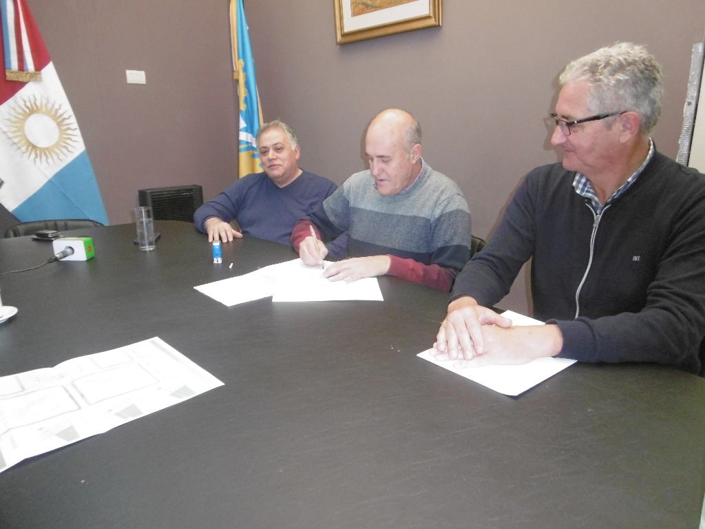 Firmaron un convenio entre el Municipio y el CeCIP para modernizar el centro de Las Varillas
