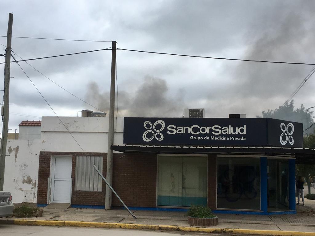 Bomberos sofocaron rápidamente un incendio en la zona urbana