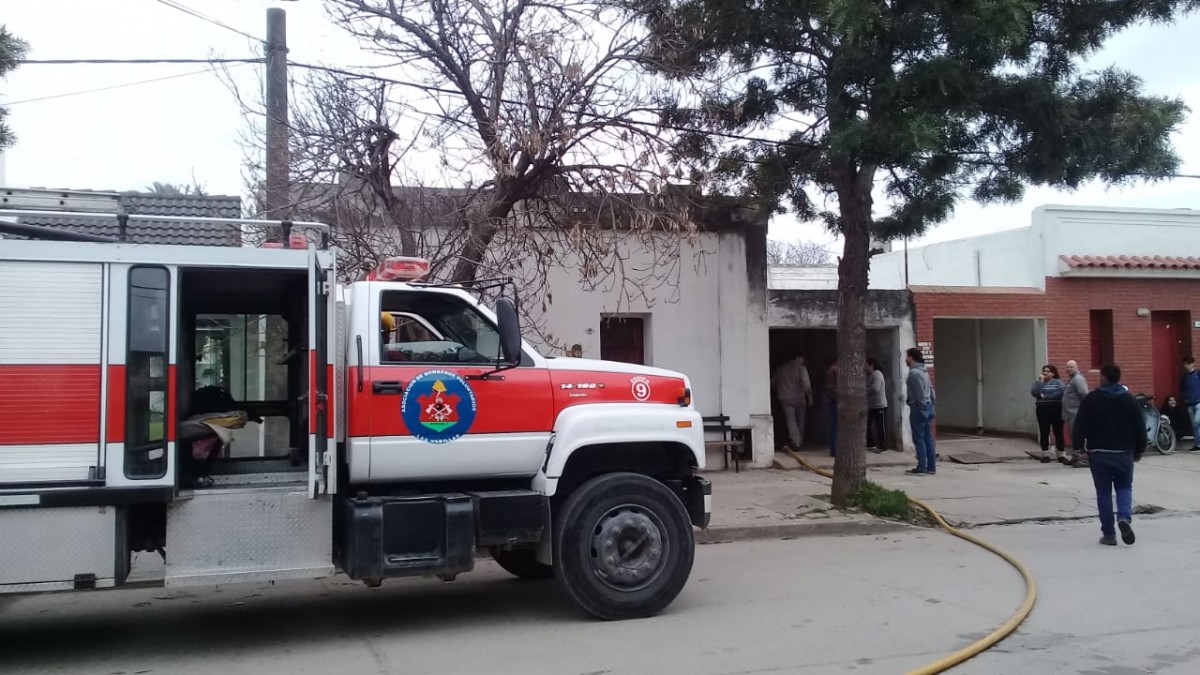 Bomberos sofocaron rápidamente un incendio en la zona urbana