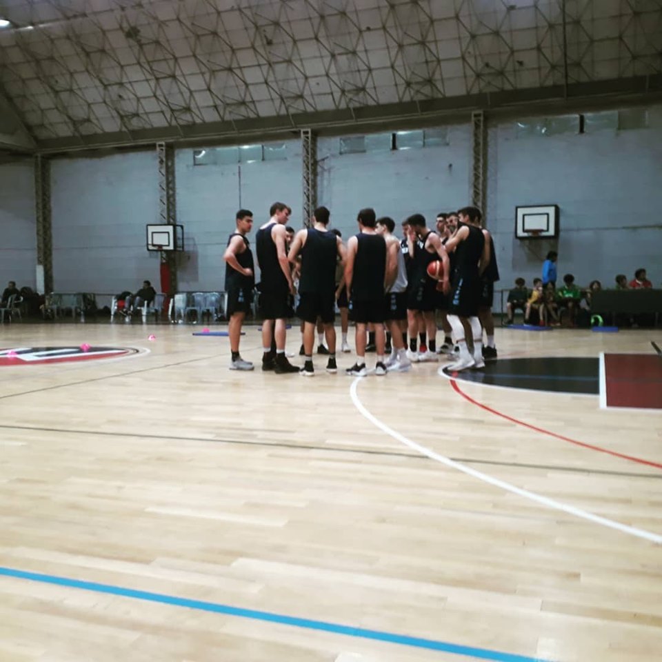 La Selección Nacional de Básquetbol U 19 practica en Las Varillas