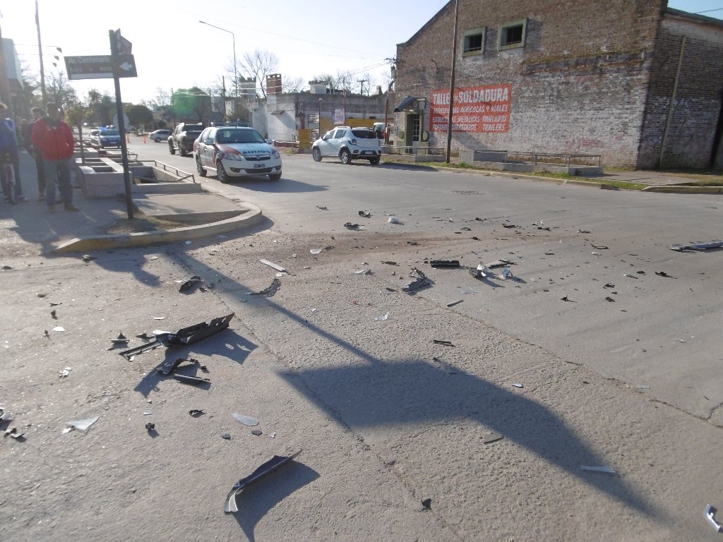 Fuerte choque en Av Centenario y Córdoba