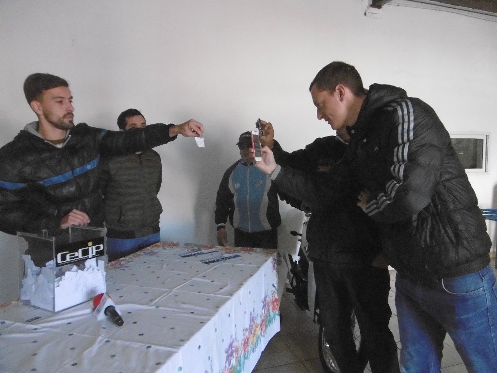 Nano Dutto ganó la moto que sorteó el Club Bartolomé Mitre