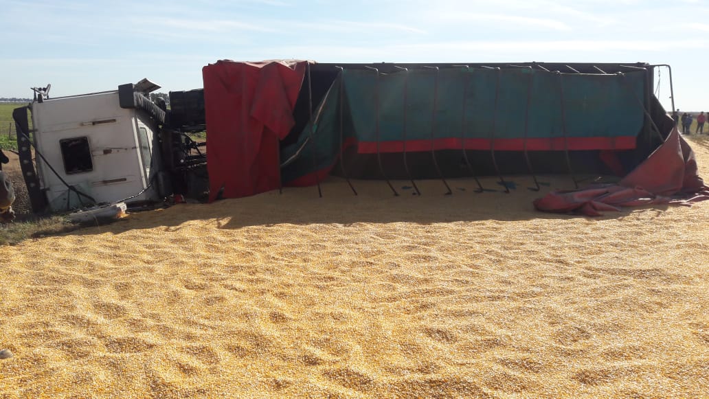Un camión perdió gran parte de su carga de cereal tras un accidente en la Ruta 3