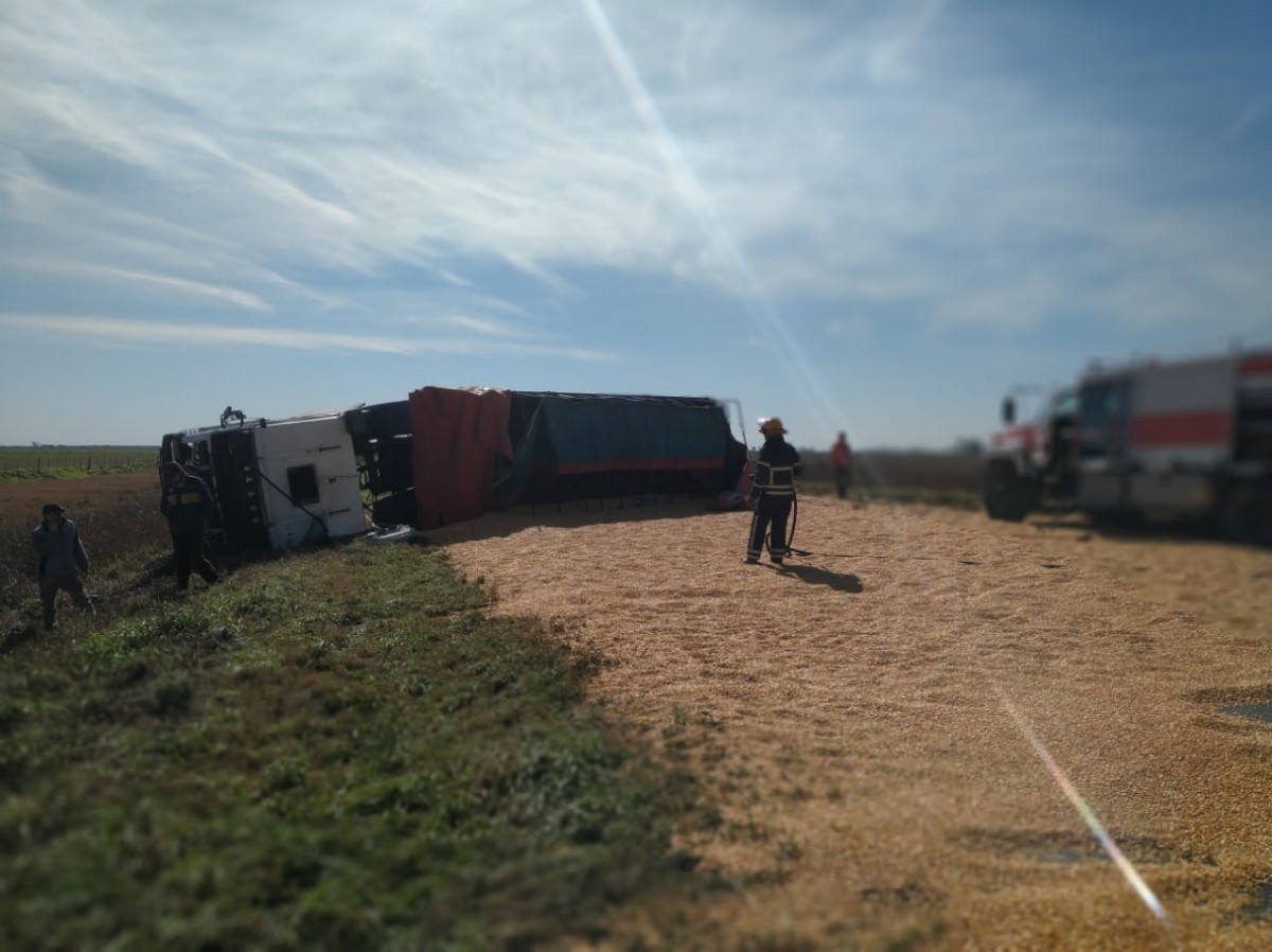 Un camión perdió gran parte de su carga de cereal tras un accidente en la Ruta 3