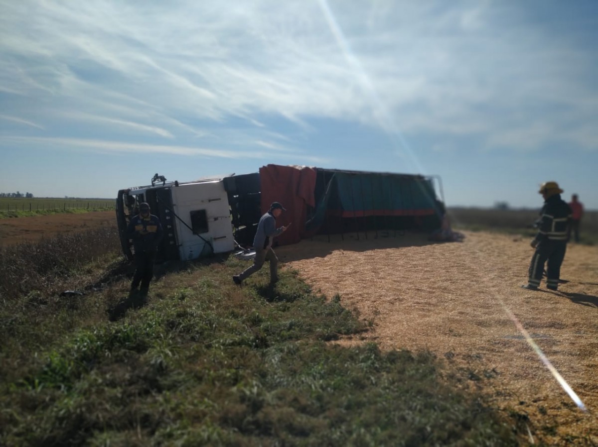 Un camión perdió gran parte de su carga de cereal tras un accidente en la Ruta 3