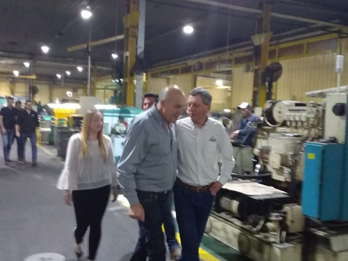 Calvo visitó Pauny y entregó aportes a los clubes deportivos de Las Varillas