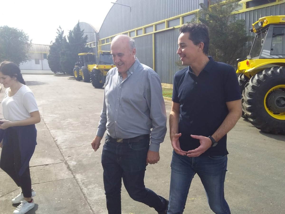 Calvo visitó Pauny y entregó aportes a los clubes deportivos de Las Varillas