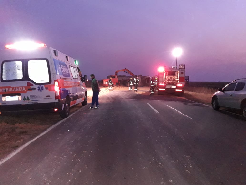 Un accidente sobre Ruta 3 obligó a cortar la vía provincial. Sólo heridas leves sufrió un camionero