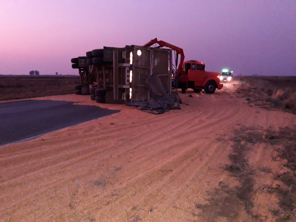 Un accidente sobre Ruta 3 obligó a cortar la vía provincial. Sólo heridas leves sufrió un camionero