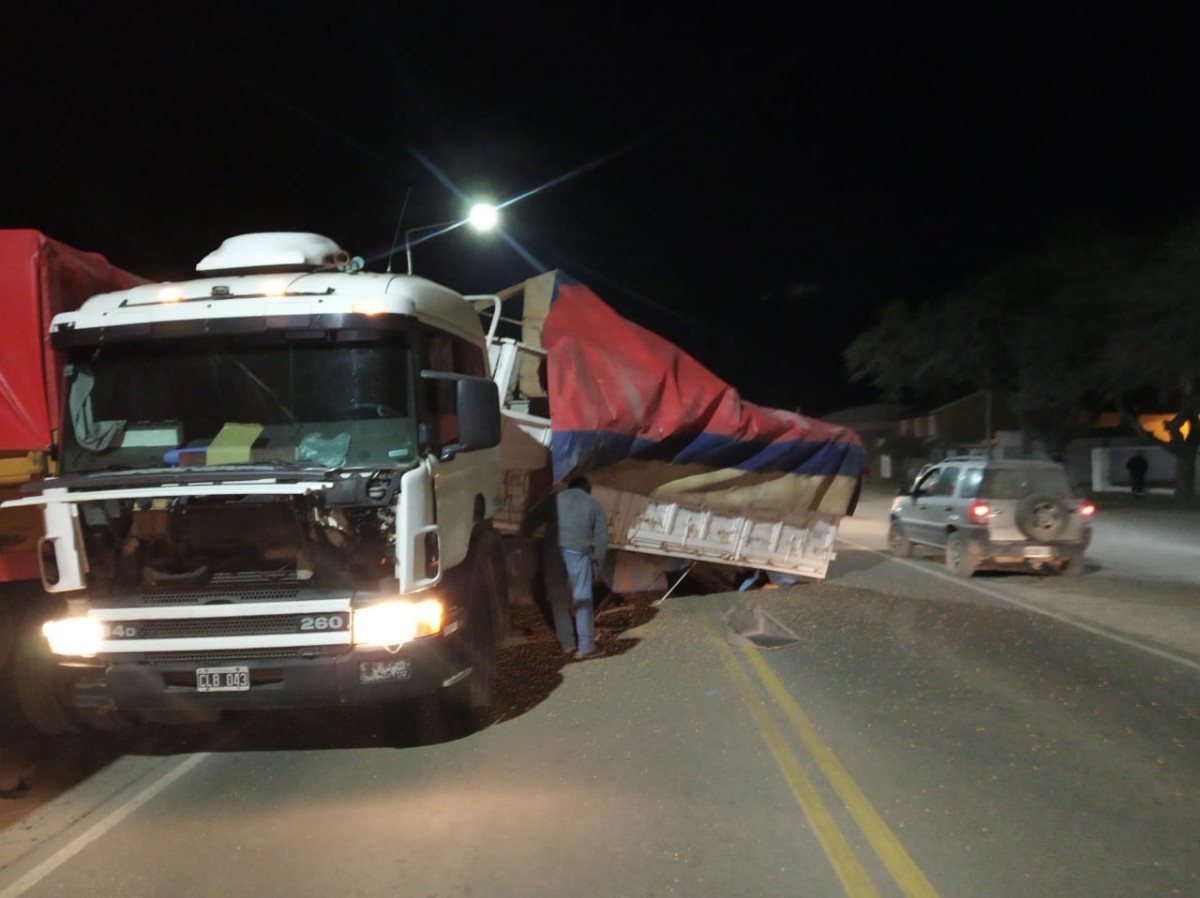 Camionero se queda dormido e impacta con otro camión que estaba estacionado.