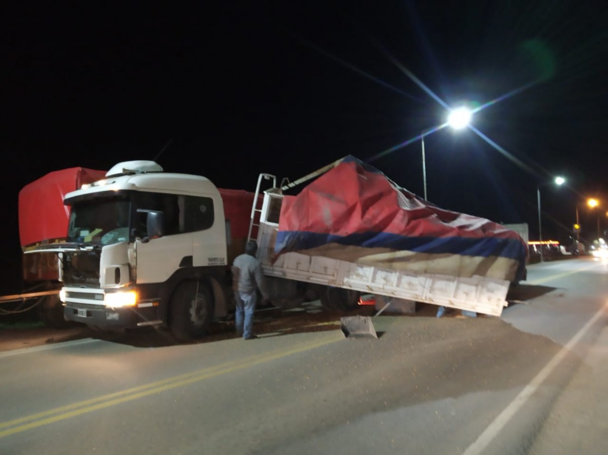 Camionero se queda dormido e impacta con otro camión que estaba estacionado.