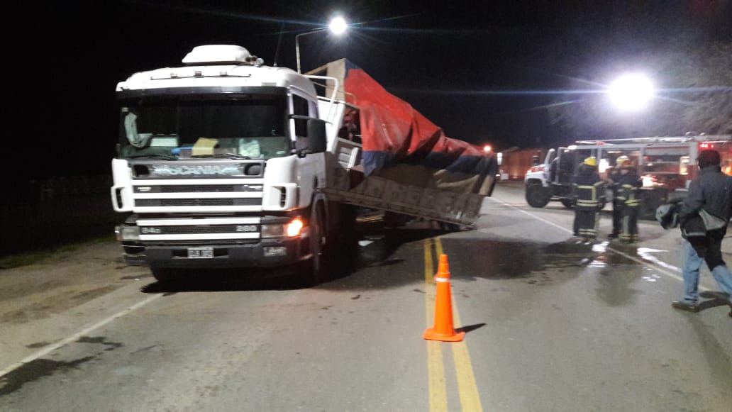 Camionero se queda dormido e impacta con otro camión que estaba estacionado.