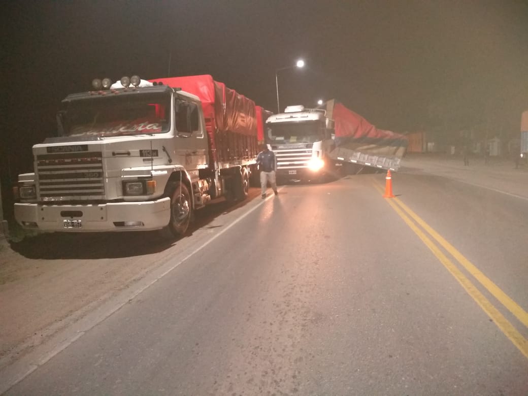 Camionero se queda dormido e impacta con otro camión que estaba estacionado.