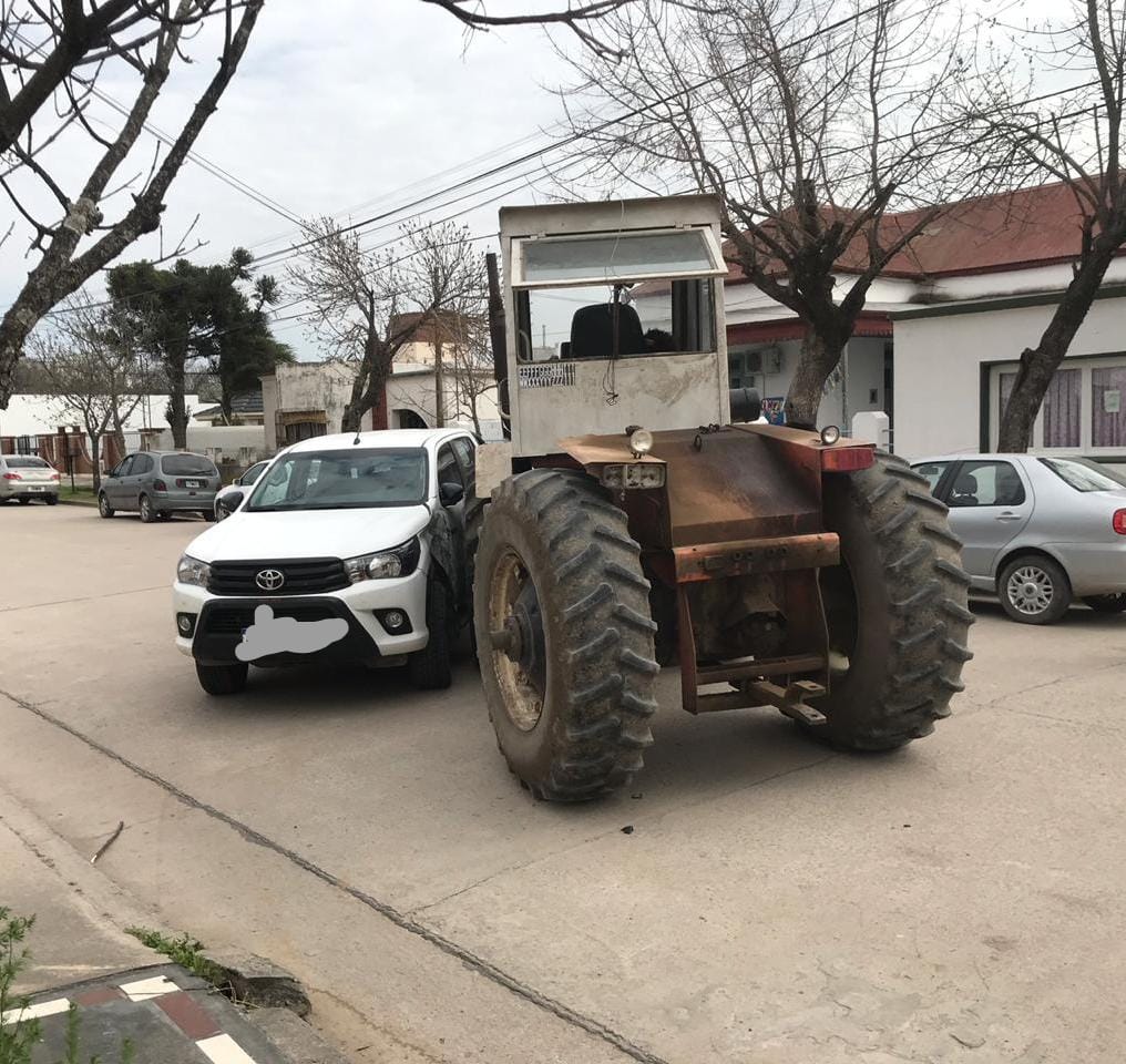 Choque de un tractor contra una camioneta en Alicia. Daños materiales
