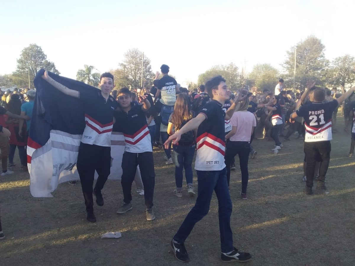 Los jóvenes cerraron los festejos del Día de la Primavera en el Anfiteatro (Imágenes)