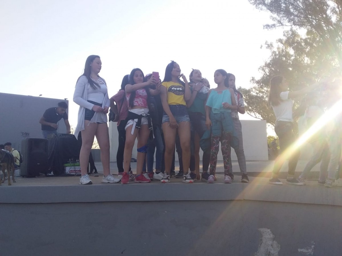 Los jóvenes cerraron los festejos del Día de la Primavera en el Anfiteatro (Imágenes)
