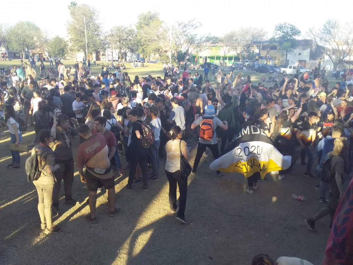 Los jóvenes cerraron los festejos del Día de la Primavera en el Anfiteatro (Imágenes)