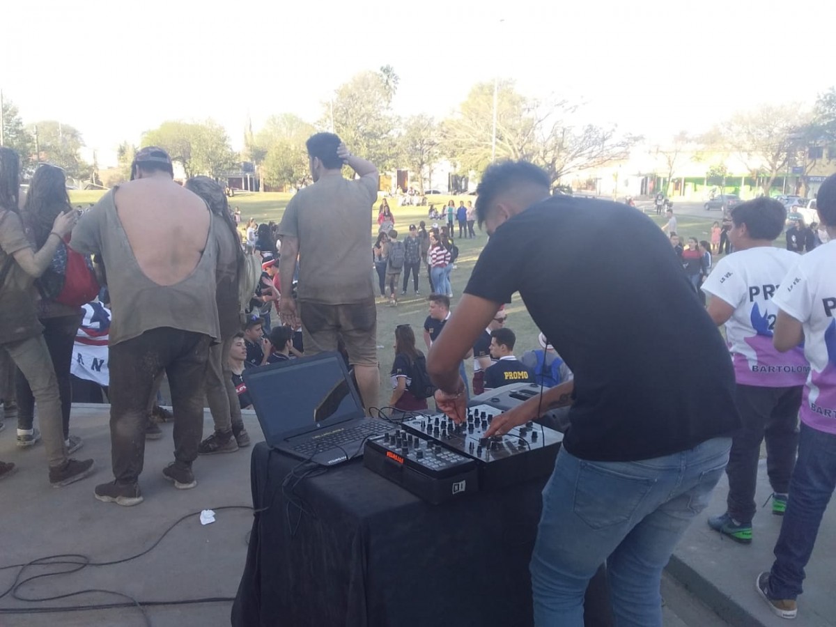 Los jóvenes cerraron los festejos del Día de la Primavera en el Anfiteatro (Imágenes)