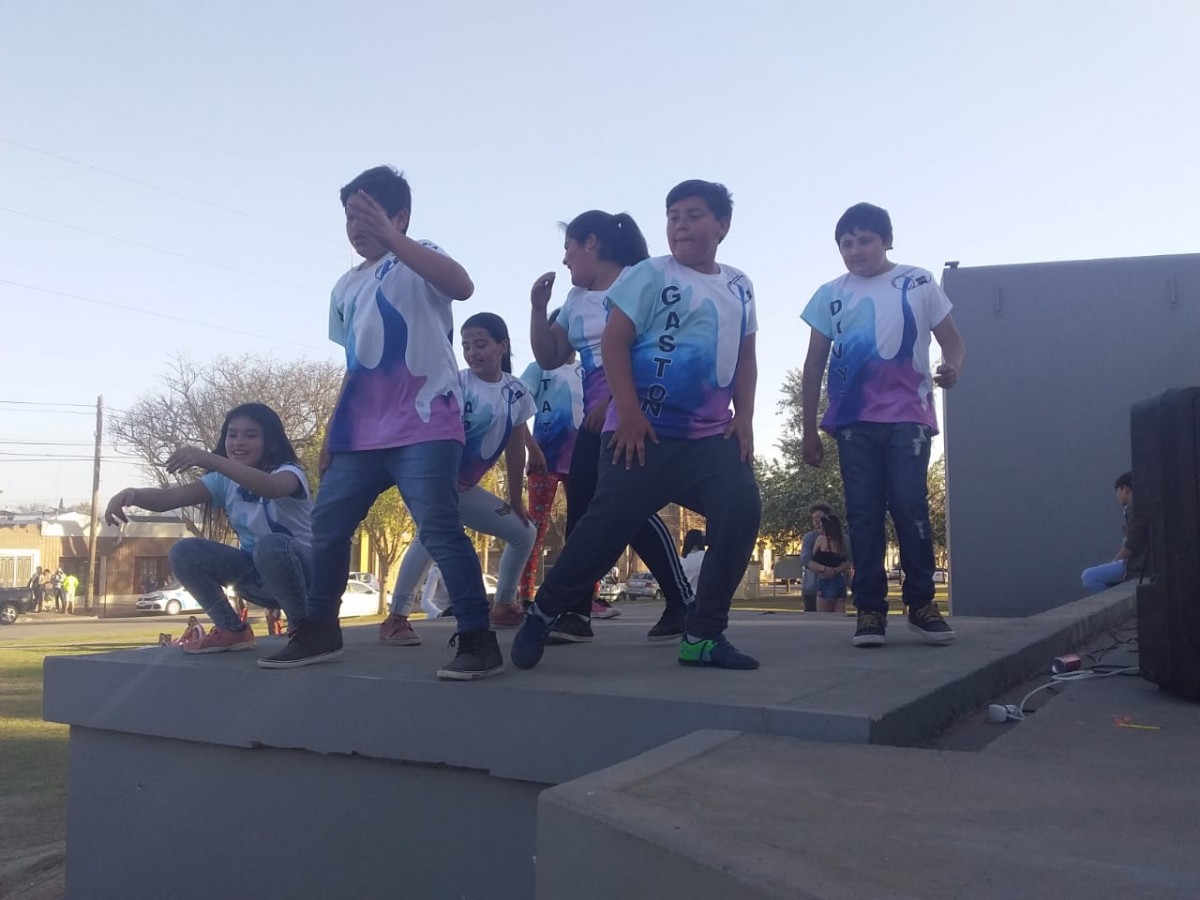Los jóvenes cerraron los festejos del Día de la Primavera en el Anfiteatro (Imágenes)