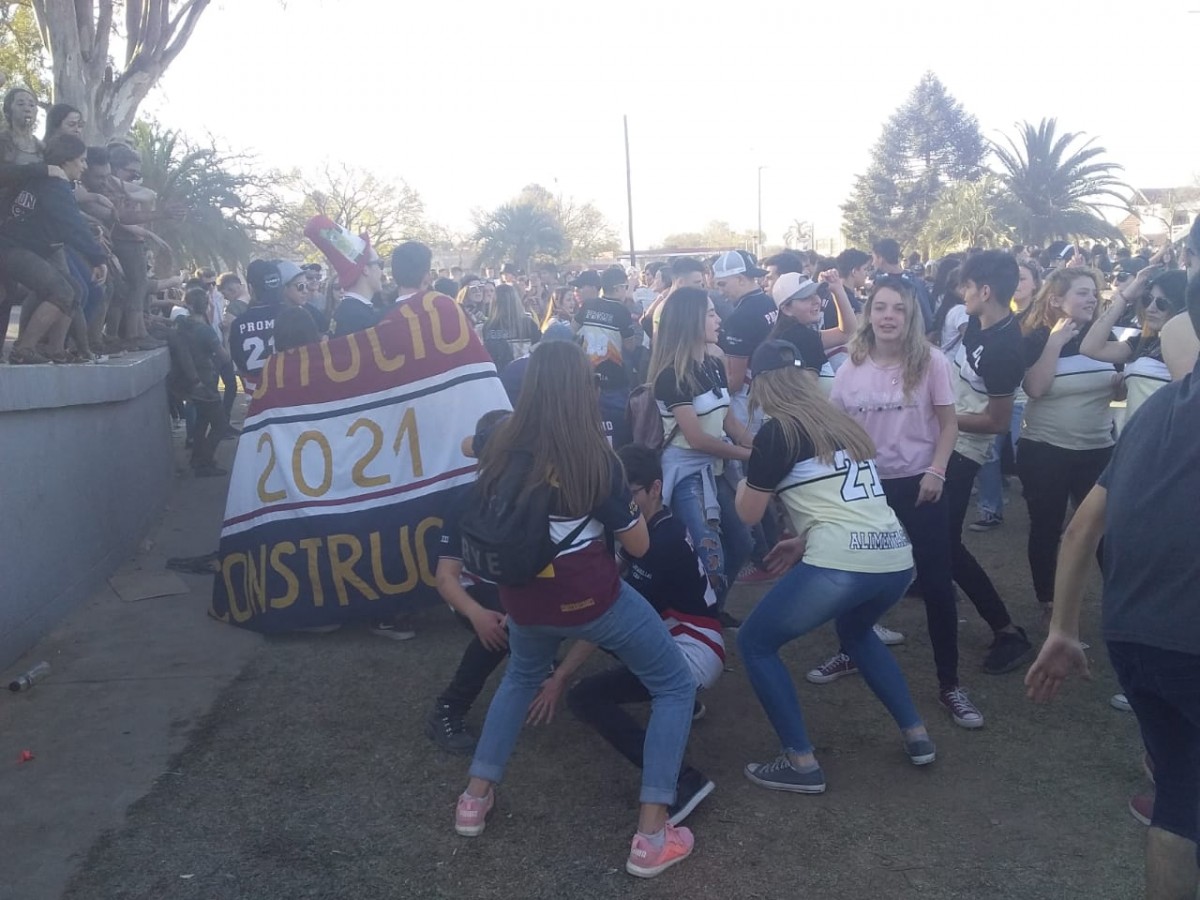 Los jóvenes cerraron los festejos del Día de la Primavera en el Anfiteatro (Imágenes)